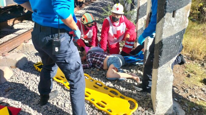 Mujer que fue atropellada por el tren fue trasladada en código rojo a recibir atención médica