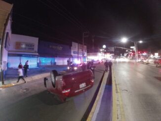 Policías Viales de Aguascalientes atendieron el reporte de un choque tipo volcadura, registrado en Boulevard Guadalupano y Avenida Siglo XXI, en el fraccionamiento Cumbres