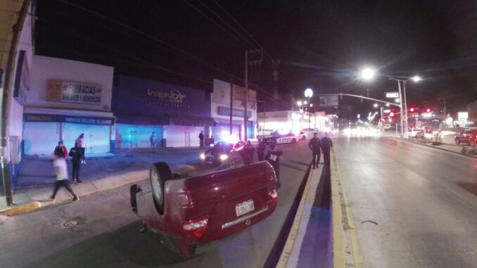 Policías Viales de Aguascalientes atendieron el reporte de un choque tipo volcadura, registrado en Boulevard Guadalupano y Avenida Siglo XXI, en el fraccionamiento Cumbres