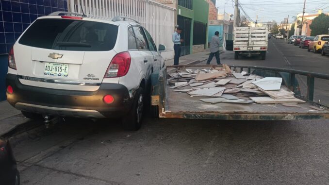 Policías Viales de Aguascalientes atendieron el reporte de accidente que se registró contra un vehículo estacionado en calles del fraccionamiento San Cayetano