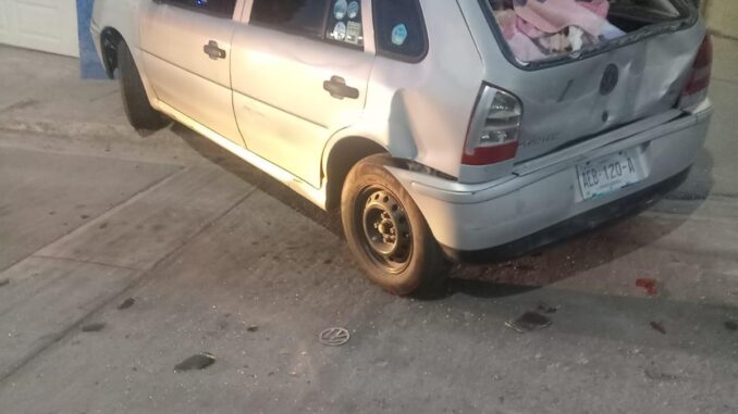 Policías viales de Aguascalientes atienden reporte de accidente contra vehículo estacionado y fachada de casa-habitación, los hechos en el fraccionamiento Lomas del Ajedrez