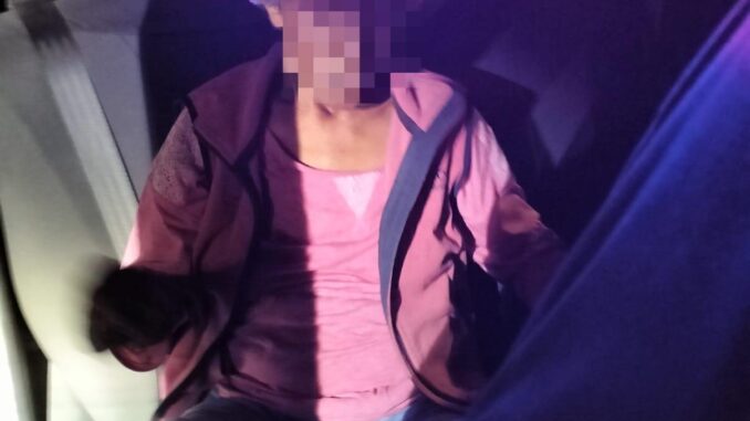 Policías Viales de Aguascalientes detienen a una persona del sexo femenino, Pilar Blanco, por presuntamente agredir al conductor de un vehículo taxi