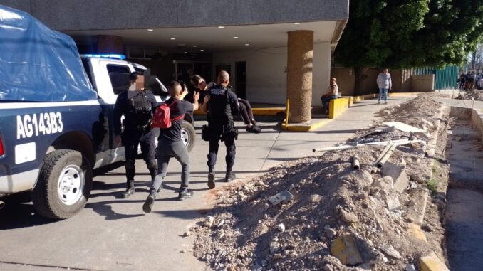 Paramédicos del Grupo de Operaciones Aéreas (GOA) de la Policía Municipal de Aguascalientes brindan atención prehospitalaria a una persona del sexo femenino, tras perder la consciencia