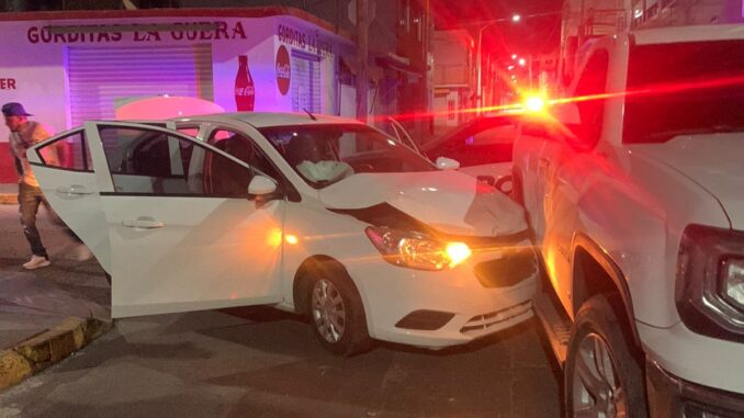 Policías Viales de Aguascalientes brindaron apoyo a los conductores de dos vehículos particulares, tras un choque registrado en la calle Talamantes