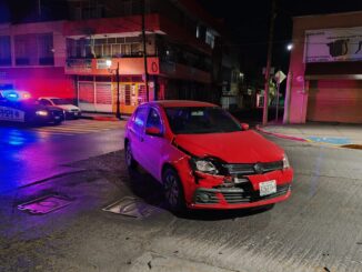 Policías Viales de Aguascalientes atendieron el reporte de un choque registrado en Avenida José María Chávez durante la madrugada
