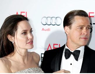 Angelina Jolie acusa a Brad Pitt de maltratarla físicamente.