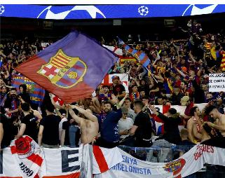 UEFA hará un informe por saludo nazi de aficionados del Barcelona en París