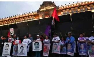 Familias de los 43 de Ayotzinapa instalan plantón en el Zócalo