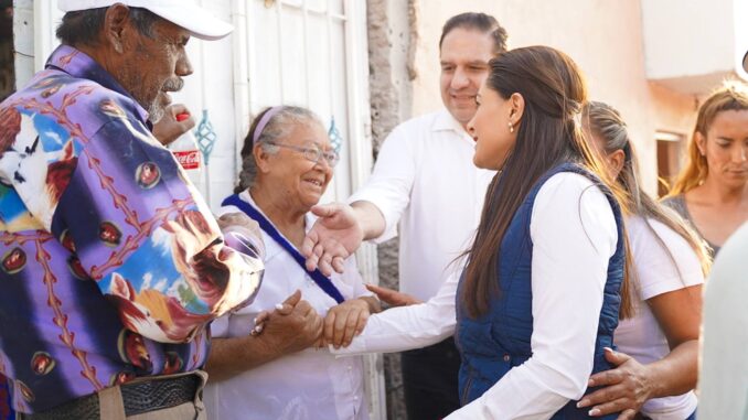 Visita Gobernadora Tere Jiménez a vecinos de la Palomino Dena