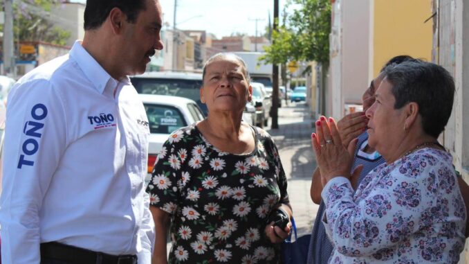 Recibe Toño Martín del Campo apoyo de vecinos del Barrio la Salud