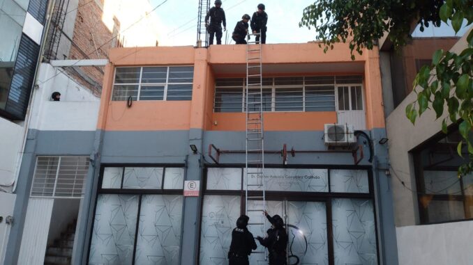 Policías Municipales de Aguascalientes en espectacular operativo detienen a sujeto que se encontraba desmantelando un edificio