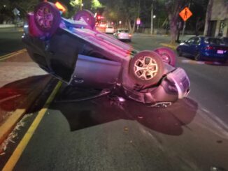 Policías Viales de Aguascalientes atienden reporte de accidente y posterior volcadura que se registró sobre Av. Independencia