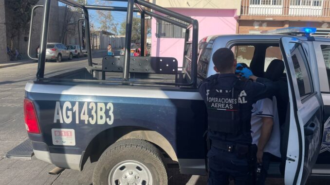 Paramédicos del Grupo de Operaciones Aéreas (GOA) de la Policía Municipal de Aguascalientes brindaron atención médica a una persona tras sufrir una lesión en la cabeza