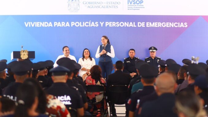 Entrega Gobernadora Tere Jiménez Certificados de vivienda a Policías y Personal de Emergencias