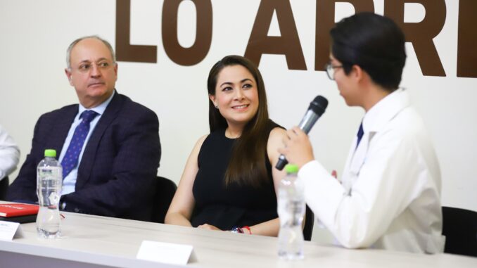 Gobernadora Tere Jiménez invita a jóvenes universitarios a prepararse para ser de los mejores del Mundo