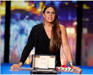 Karla Sofía Gascón dedica su premio en Cannes "a todas las personas trans" que sufren