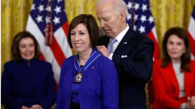 Biden condecora a 19 con medalla de la Libertad, entre ellas, a la primera mujer hispana en viajar al espacio