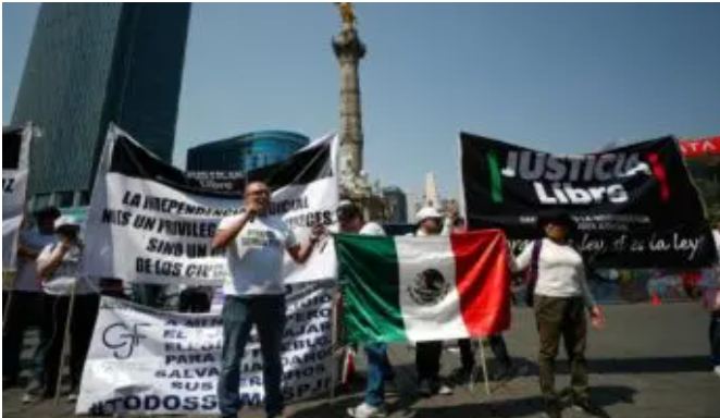Trabajadores del Poder Judicial protestan contra propuesta de AMLO para elegir jueces