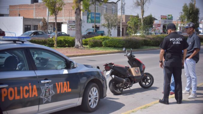 Llama Policía Vial de Aguascalientes a conductores de motocicletas a respetar límites de velocidad