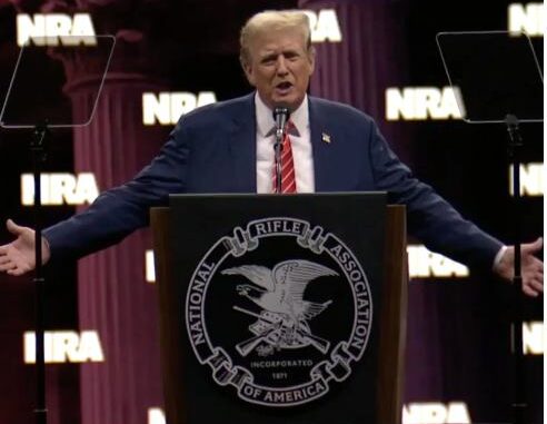 Trump advierte a sus seguirdores que el derecho a portar armas está en juego en noviembre