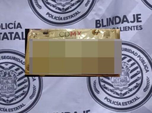 Aseguran placas sobrepuestas en vehículo