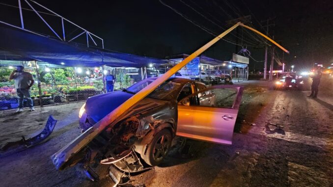 Policias Viales de Aguascalientes atendieron el reporte de accidente tipo choque contra poste de alumbrado público