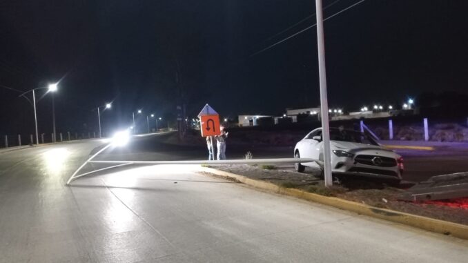 Policías Viales de Aguascalientes atendieron el reporte de accidente contra poste de alumbrado público