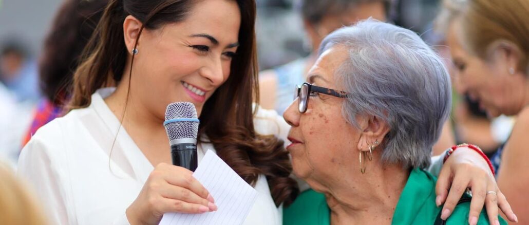 Convive Gobernadora Tere Jiménez con Abuelitas de Aguascalientes por el Día de las Madres