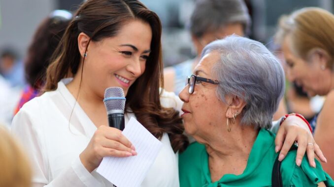 Convive Gobernadora Tere Jiménez con Abuelitas de Aguascalientes por el Día de las Madres