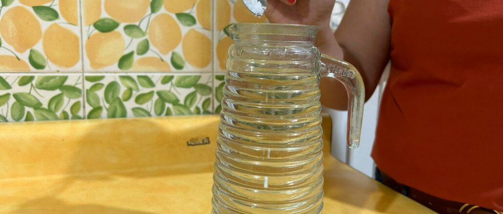 Recomienda IMSS Aguascalientes preparar suero en casa y consumir medio vaso diario para prevenir deshidratación