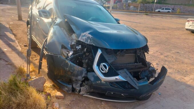 Policías Viales de Aguascalientes atendieron el reporte de accidente contra un poste de concreto de la CFE