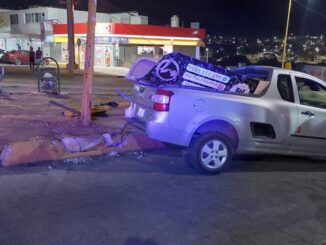 Policías Viales de Aguascalientes atienden un reporte de accidente contra poste de alumbrado público sobre Bulevar Guadalupano
