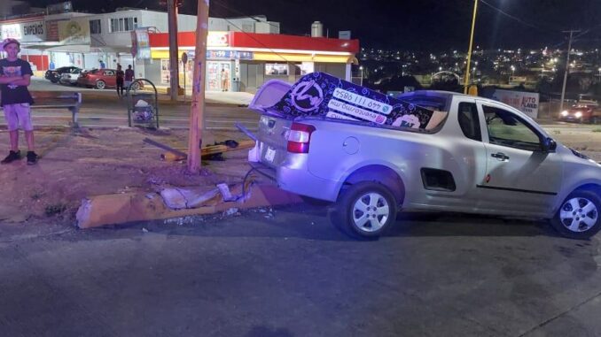 Policías Viales de Aguascalientes atienden un reporte de accidente contra poste de alumbrado público sobre Bulevar Guadalupano