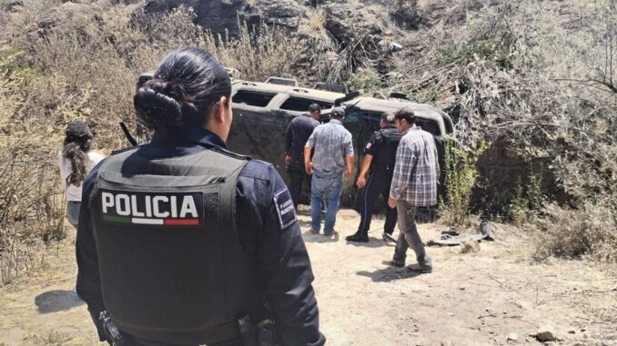 Rescatan oficiales a personas lesionadas en accidente registrado en San José de Gracia