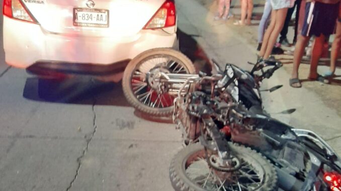 Policías Viales de Aguascalientes atendieron el reporte de un choque desigual entre una motocicleta y un vehículo sedán