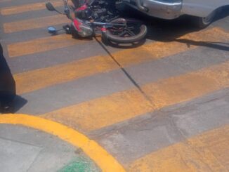 Policías Viales de Aguascalientes atendieron el reporte de aparatoso choque que se registró entre un vehículo y una motocicleta en Villas de la Universidad