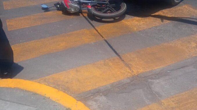 Policías Viales de Aguascalientes atendieron el reporte de aparatoso choque que se registró entre un vehículo y una motocicleta en Villas de la Universidad