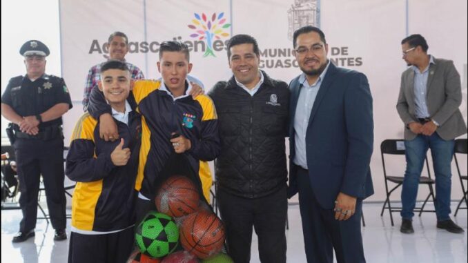 Leo Montañez rindió Honores a la Bandera con alumnos del CAM XX