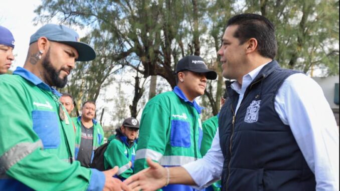 Entrega Leo Montañez equipo al personal del Centro de Transferencia Universidad