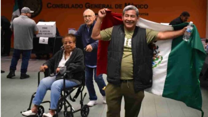 Miles de mexicanos en EU intentan votar entre problemas técnicos y filas interminables