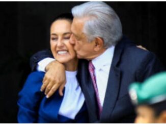 AMLO sale a la puerta de Palacio Nacional a recibir a Sheinbaum