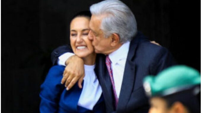 AMLO sale a la puerta de Palacio Nacional a recibir a Sheinbaum