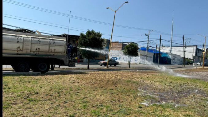 Refuerza Municipio de Aguascalientes riego en la Línea Verde a través de pipas