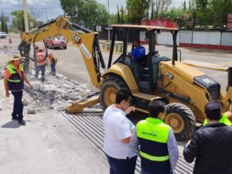 ATIENDE LEO MONTAÑEZ REPORTES DE LA CIUDADANÍA TRAS LAS LLUVIAS DE LAS ÚLTIMAS HORAS 21 junio, 2024 Agregar comentario Derivado de las lluvias que se presentaron el día de ayer en la ciudad capital, el presidente municipal, Leo Montañez continúa con recorridos de supervisión en puntos estratégicos que presentaron afectaciones, como la zona de la Av. Gabriela Mistral en su cruce con la Av. de la Convención de 1914, y en el Blvd. Juan Pablo II. En ambos sitios se llevan a cabo trabajos correctivos de desazolve, debido al arrastre que dejaron las lluvias en la zona de la Av. Gabriela Mistral y Av. de la Convención de 1914 oriente; por su parte, en el Blvd. Juan Pablo II, en calzada de norte a sur a la altura de Villas de la Cantera, se lleva a cabo la demolición para realizar la alineación de la cuneta y evitar que siga anegando el agua en esta zona, así como trabajos de bacheo. Por último, el Leo Montañez indicó que en el Municipio de Aguascalientes se sigue trabajando dando atención oportuna a los reportes de la población, y agradeció a la ciudadanía que puntualmente realiza el pago del impuesto predial, lo que permite mantener equipadas las áreas operativas que atienden estás situaciones. Ante cualquier riesgo de caída de barda, árbol, inundación o accidente, puede comunicarse al 072 donde será atendido y canalizado su reporte.