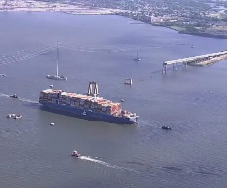 Buque que derribó el puente de Baltimore abandona el puerto para ser reparado