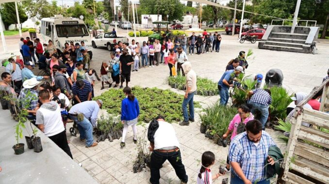 Encabeza Alcalde de Pabellón de Arteaga Donación de 1000 árboles plantas de ornato a familias pabellonenses