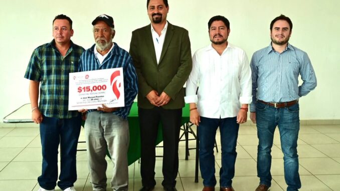 Reconoce Presidente Municipal de Pabellón de Arteaga a Servidores Públicos por 20 y 25 años de Servicio