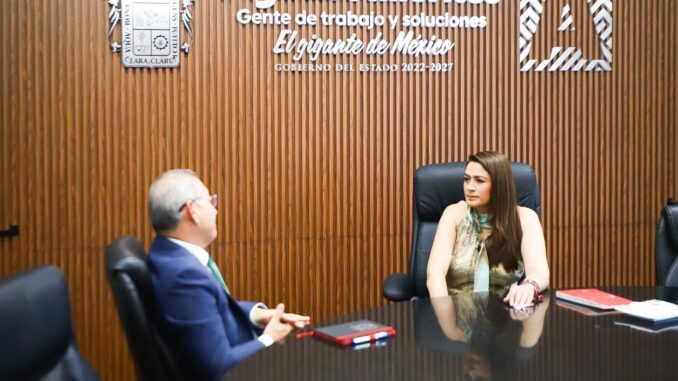 TERE JIMÉNEZ SE REÚNE CON EL NUEVO TITULAR DEL IMSS EN AGUASCALIENTES; TRABAJARÁN EN COORDINACIÓN PARA MEJORAR LOS SERVICIOS DE SALUD 4 de junio de 2024 La gobernadora de Aguascalientes, Tere Jiménez, se reunió con Misael Ley Mejía, nuevo titular del Instituto Mexicano del Seguro Social (IMSS) en Aguascalientes; durante el encuentro, ambos se comprometieron a trabajar en conjunto para mejorar los servicios de salud que se ofrecen a la población del estado. Tere Jiménez destacó la importancia de esta colaboración, subrayando que el bienestar de los ciudadanos es una prioridad para su administración. La gobernadora le presentó algunas estrategias y proyectos que permitirán que los servicios de salud sean accesibles, universales y de calidad para las familias. Durante la reunión, Misael Ley Mejía reconoció el compromiso mostrado por Tere Jiménez y aseguró que trabajará de la mano con ella para garantizar una atención médica más eficiente y accesible para todos los habitantes de Aguascalientes.