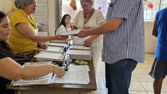 Alcalde de Jesús María acude a emitir su voto