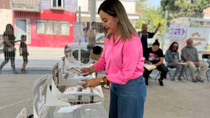 Emite su voto Juanis Martínez, Candidata del PRD a Diputada Federal del Distrito 3